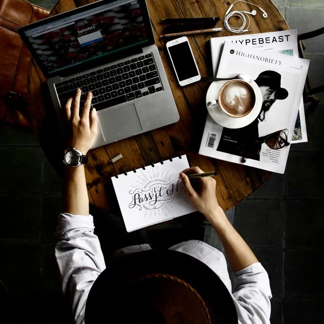 Une tablette affichant un site web financier, accompagnée d’un clavier blanc et d’une souris. Idéale pour des images de stock sur le thème de la technologie.